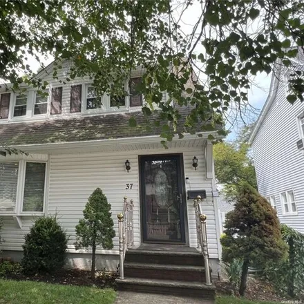 Rent this 5 bed house on 37 Pembroke St in Williston Park, New York