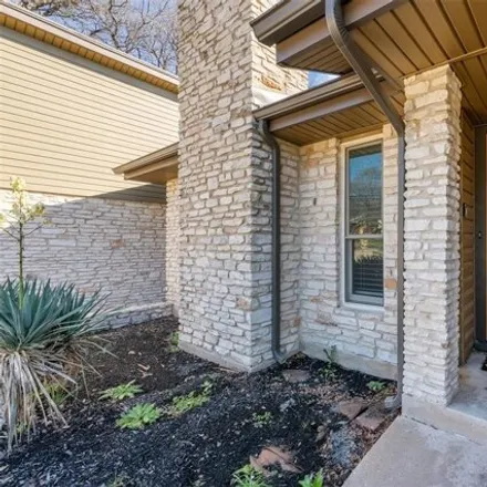 Image 2 - 702 Country Club Road, Georgetown, TX 78628, USA - House for sale
