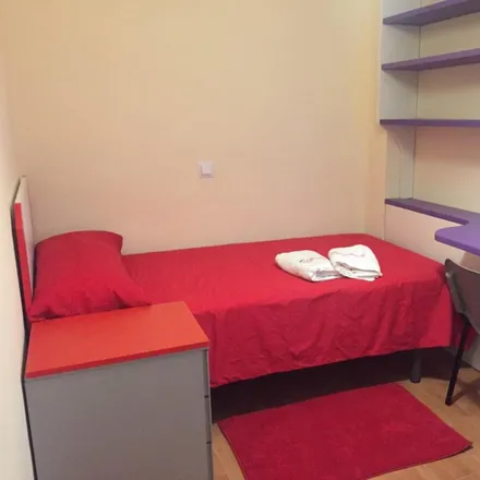 Rent this 5 bed room on Calle de La del Manojo de Rosas in 118, 28041 Madrid