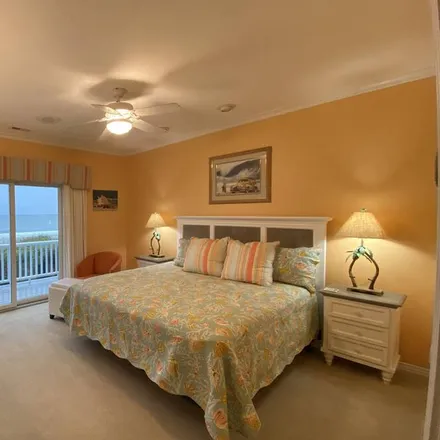 Rent this 6 bed house on Pine Knoll Shores