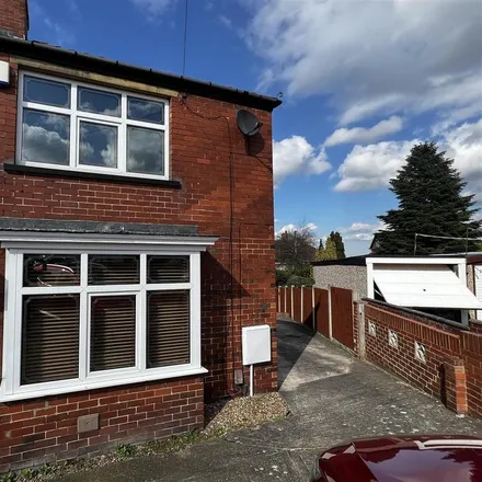 Rent this 3 bed duplex on Grenville Place in Barnsley, S75 2QN