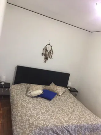 Rent this 3 bed room on Alameda 25 de Abril in 4200-491 Porto, Portugal