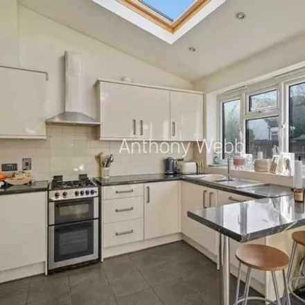 Image 8 - Hail & Ride Woodberry Avenue, Hoppers Road, Winchmore Hill, London, N21 3LH, United Kingdom - Townhouse for sale