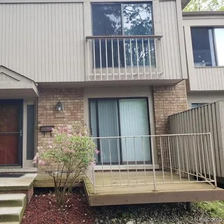 Rent this 3 bed townhouse on 1405 Oakbrook East in Rochester Hills, MI 48307