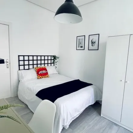 Rent this 6 bed room on Madrid in The Comic Co, Calle del Divino Pastor