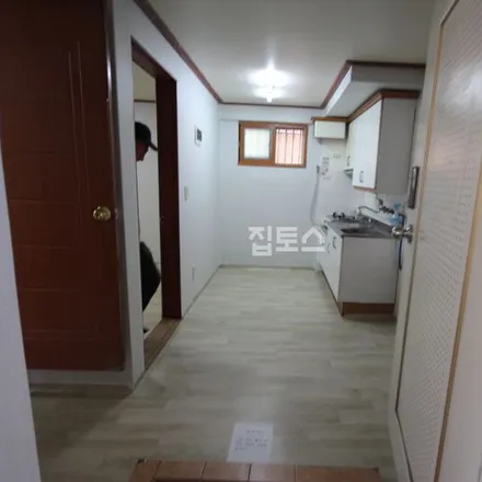 Rent this studio apartment on 서울특별시 송파구 삼전동 108-9
