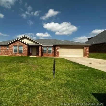 Buy this 3 bed house on 1834 West Commerce Road in Clinton, OK 73601