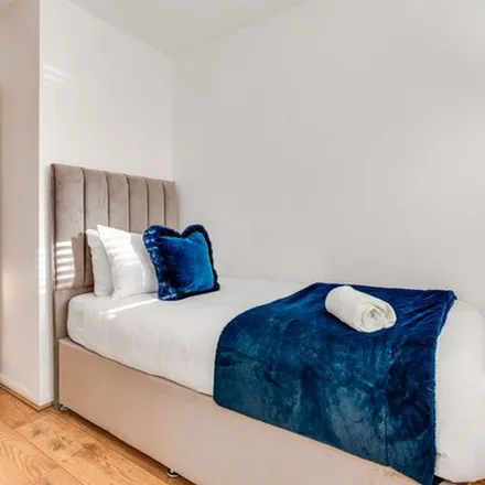 Rent this 3 bed townhouse on 35 Woodseer Street in Spitalfields, London