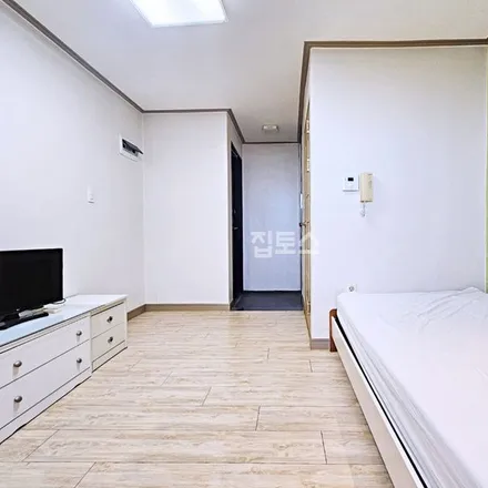 Rent this studio apartment on 부산광역시 수영구 광안동 120-218