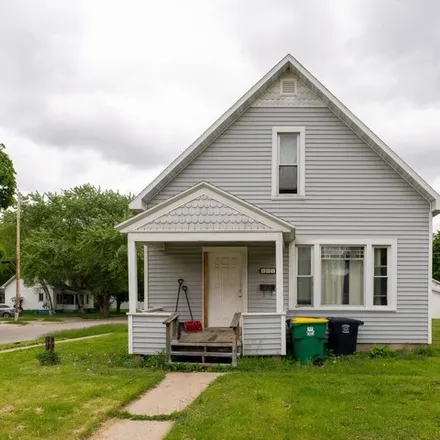 Buy this studio house on 986 Clinton Street in Green Bay, WI 54303