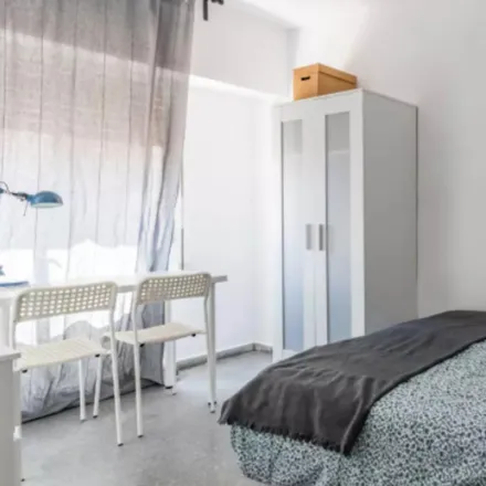 Rent this 5 bed room on Carrer del Riu Ebre in 6, 46010 Valencia