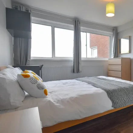 Rent this 4 bed room on 6 Kenilworth Road in London, NW6 7HL