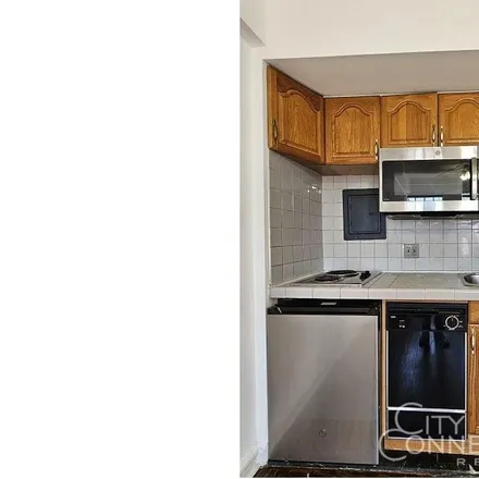 Image 2 - Woodstock Tower, 320 East 42nd Street, New York, NY 10017, USA - Apartment for rent