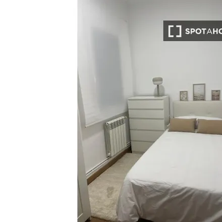 Rent this 5 bed room on Primavera in Rúa Ronda de Don Bosco, 17