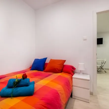 Image 6 - Carrer de Santa Carolina, 52, 08025 Barcelona, Spain - Apartment for rent
