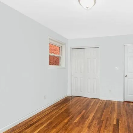 Image 6 - 3358 Colden Avenue, New York, NY 10469, USA - House for rent