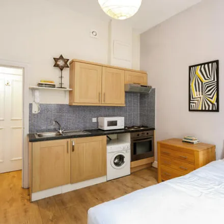 Rent this studio apartment on 6 Collingham Place in London, SW5 0TF