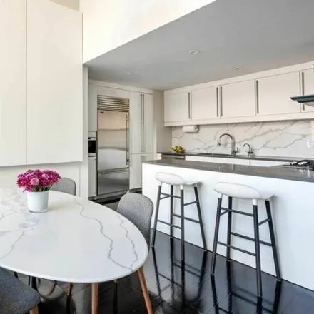 Image 3 - 206 East 73rd Street, New York, NY 10021, USA - Condo for sale