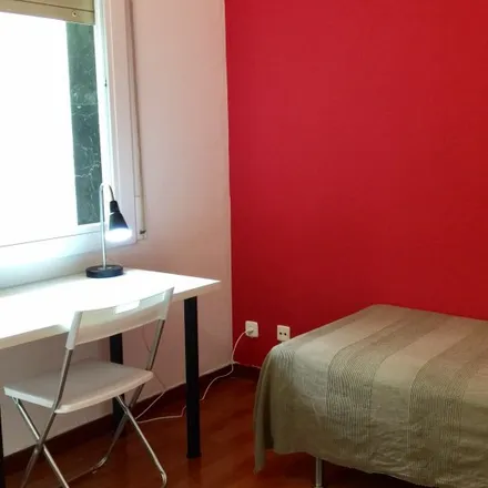 Rent this 4 bed room on Heidi in Carrer d'Astúries, 08001 Barcelona