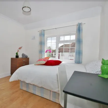Rent this 5 bed room on 13 Duncan Grove in London, W3 7NN