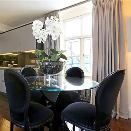 Image 3 - Chesterfield House, Chesterfield Gardens, London, W1J 7TL, United Kingdom - Apartment for sale