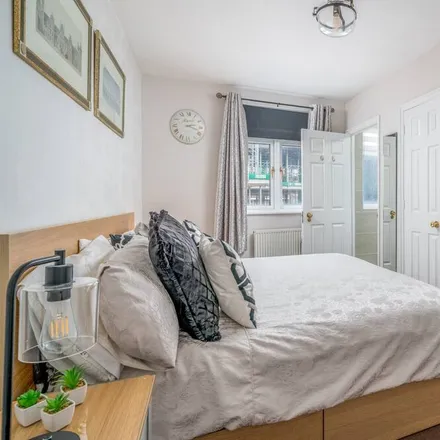 Rent this 3 bed apartment on London in SE11 5HX, United Kingdom