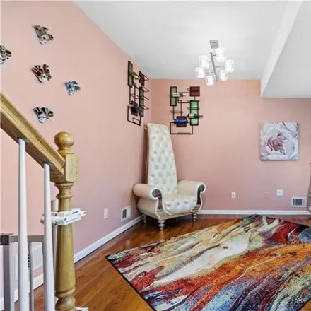 Image 3 - 51 Idlease Place, New York, NY 10306, USA - House for sale