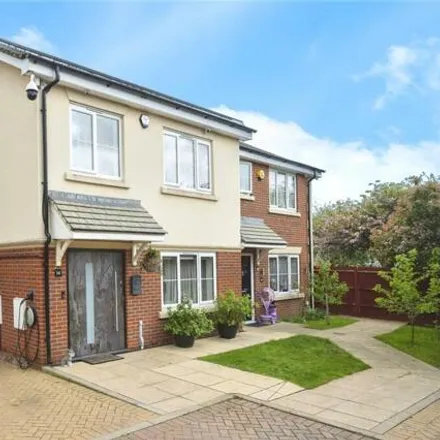Buy this 4 bed duplex on Rockfield Drive in Luton, LU3 3EY