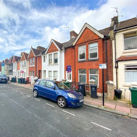 Rent this 5 bed townhouse on 25 Shanklin Road in Brighton, BN2 3LP