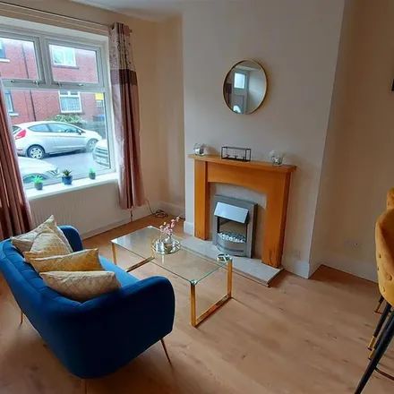 Rent this 2 bed townhouse on 50 Longfield Road in Sheffield, S10 1QW