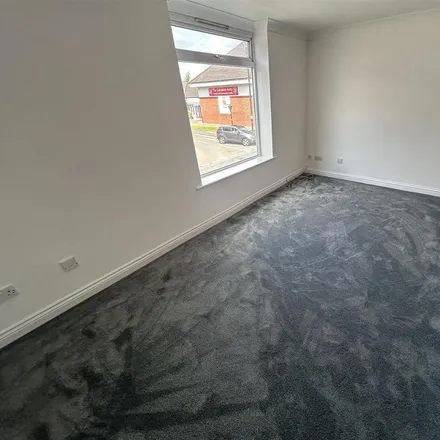 Image 3 - Spinners End Drive, Cradley Heath, B64 5LG, United Kingdom - Apartment for rent