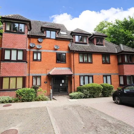 Rent this 2 bed apartment on Crowthorne Lodge in Crowthorne Road, Easthampstead