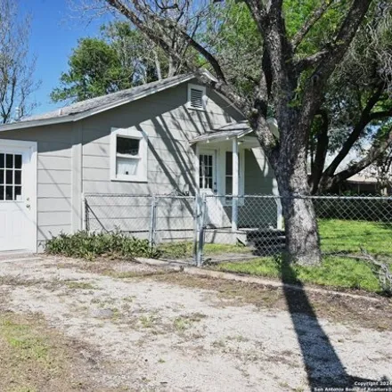 Image 2 - 404 Michna Street, Seguin, TX 78155, USA - House for sale