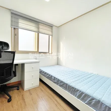 Rent this studio apartment on 서울특별시 관악구 신림동 244-104