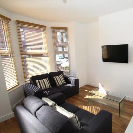 Image 2 - 195 Norwood View, Leeds, LS6 1DX, United Kingdom - House for rent