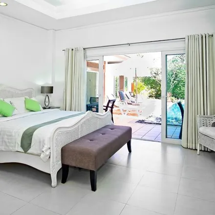 Rent this 4 bed house on Hua Hin in Phra Pokklao Road, Rai Nun