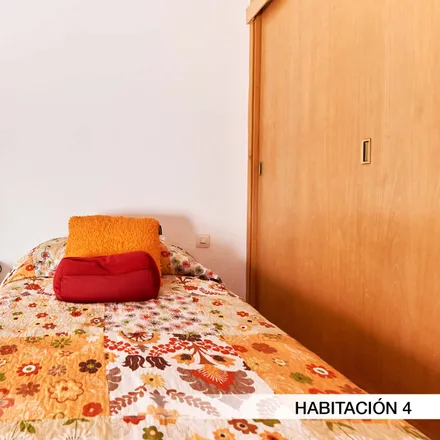Rent this 5 bed room on Mesón Los Alcores in Calle Farmacéutico Murillo Herrera, 10