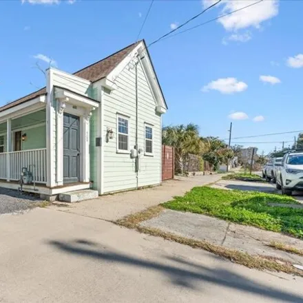 Buy this 2 bed house on 406 Sumter Street in Charleston, SC 29403