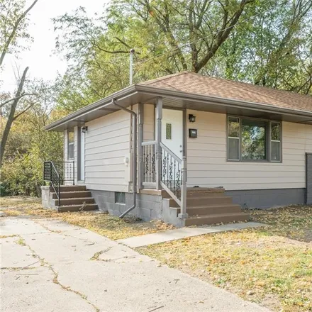 Buy this 3 bed house on 2316 Vine Street in West Des Moines, IA 50265