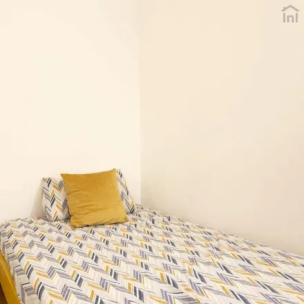 Rent this 4 bed room on Via Savona