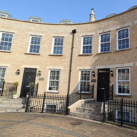 Rent this 6 bed townhouse on Greyling Close in Lincoln, LN1 3RX