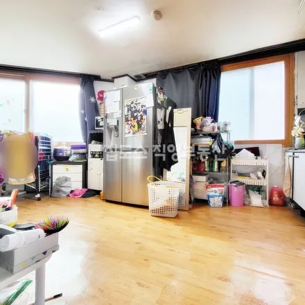 Rent this 2 bed apartment on 서울특별시 송파구 석촌동 224