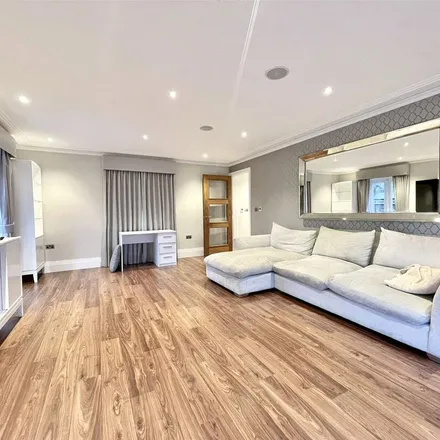 Rent this 5 bed apartment on Oaklands Lane in London, EN5 3EW