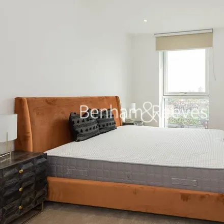 Image 7 - Wandsworth Road, London, SW8 2FW, United Kingdom - Apartment for rent