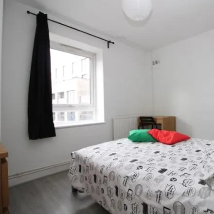 Rent this 5 bed room on Bredel House in St Paul's Way, Bow Common