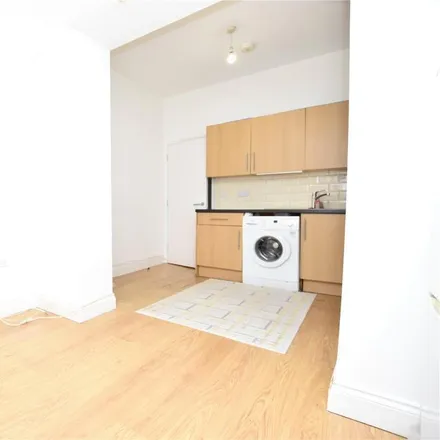 Image 1 - Sunnybank, Penge Road, London, SE25 4BQ, United Kingdom - Apartment for rent