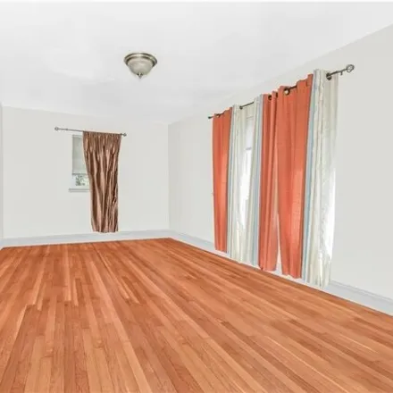 Image 7 - 1389 East 233rd Street, New York, NY 10466, USA - House for sale