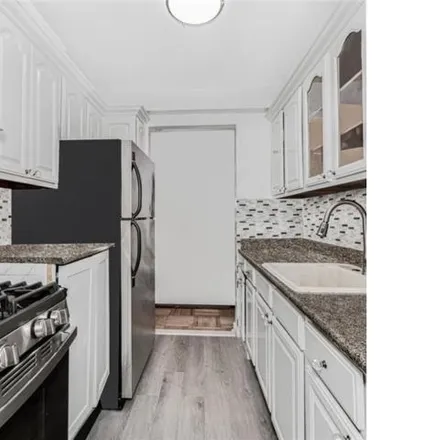 Image 2 - 3500 Oxford Avenue, New York, NY 10463, USA - Apartment for sale