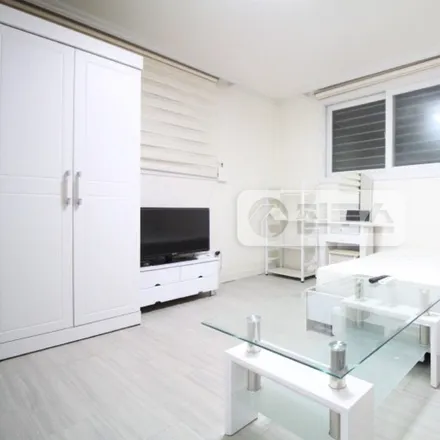 Rent this studio apartment on 서울특별시 서초구 반포동 716-20