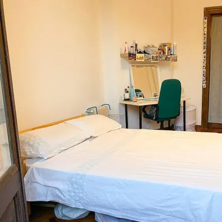 Rent this 3 bed room on 레몬하우스 in Carrer de Balmes, 52